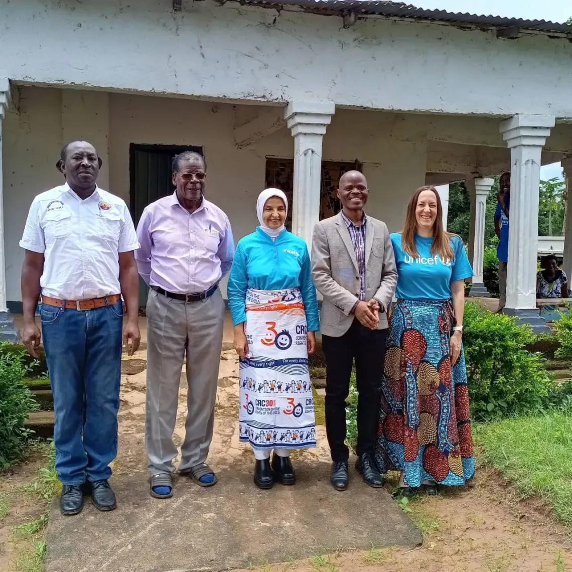 Dr. Saja Farooq Abdullah pays a courtesy call on Chief Chitembo in Chifunabuli District, Luapula Province.