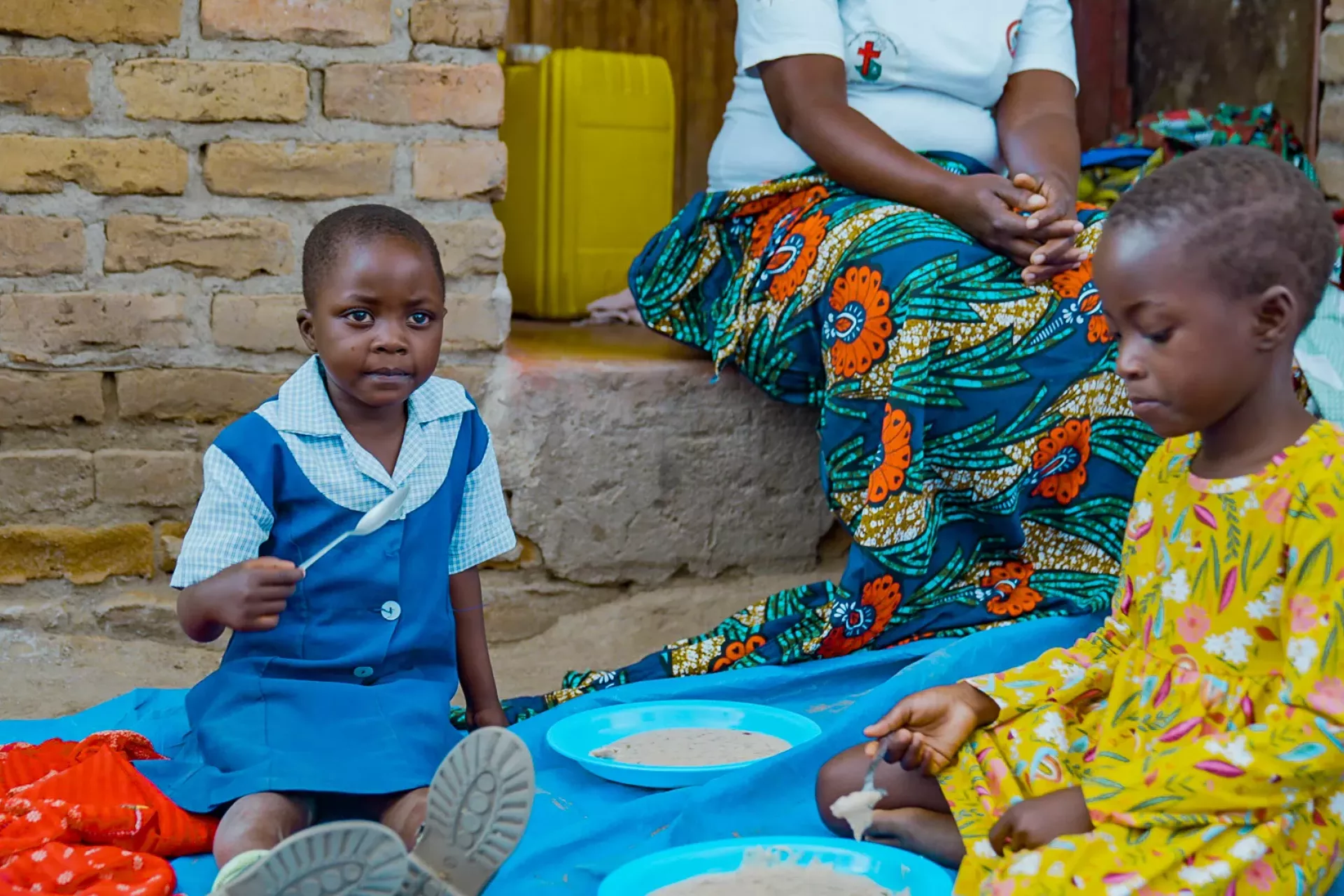 Children eating maworesa porridge