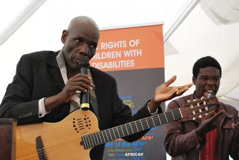 Oliver Mtukudzi singing